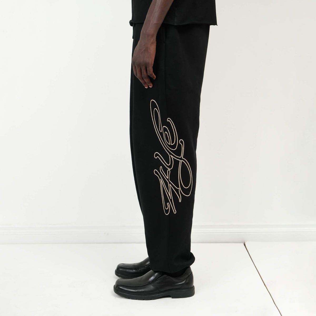 Model is 6'2 and wears a size 2.