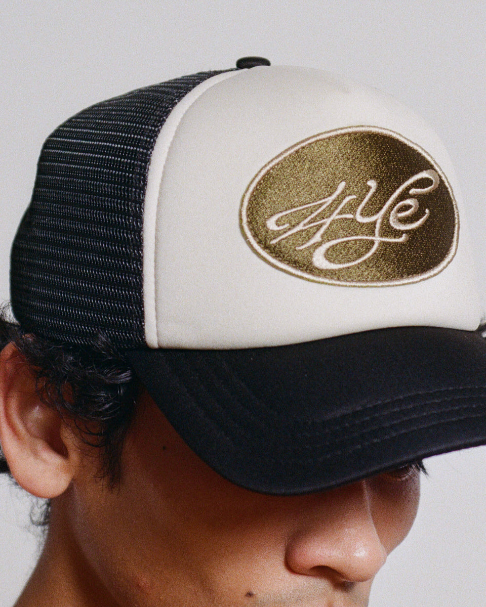 model wear trucker hat on a white background